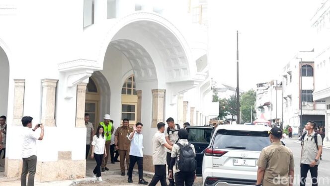 
					Kunjungan Kerja Gibran Rakabuming di Medan: Revitalisasi Gedung Warenhuis dan Perayaan Natal