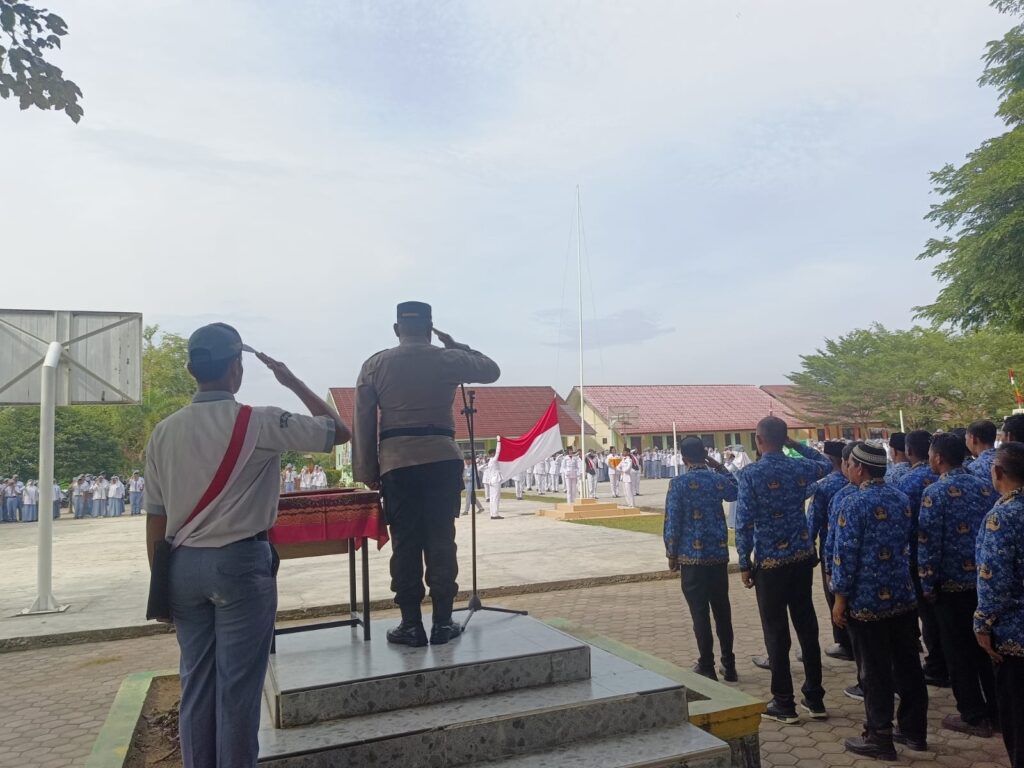 Kapolsek Dewantara Pimpin Upacara HUT RI ke-80 di SMA Negeri 1 Dewantara