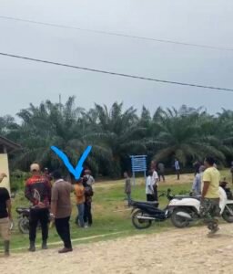 Bak Film Action, Aksi Oknum Brimob PAM PT. Bapco Lempar Senjata dan Diduga Dorong Serta Piting Leher Warga