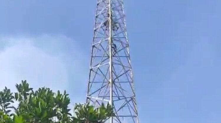 Diduga Libatkan Suap, Warga Mesjid Pirak Protes Pembangunan Tower Dipindahkan Kebelakang Rumah Orang Tua Geuchik