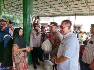 Polri Hadir untuk Warga: 235 Jiwa Korban Banjir Hamdan Terima Bantuan dari Wakapolda dan Kapolrestabes Medan Polri Hadir untuk Warga: 235 Jiwa Korban Banjir Hamdan Terima Bantuan dari Wakapolda dan Kapolrestabes Medan