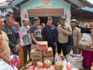 Brimob Polda Sumut Bersama Relawan Mapel Indonesia Salurkan Bantuan Sembako untuk Warga Terdampak Bencana di Sibolga–Tapteng