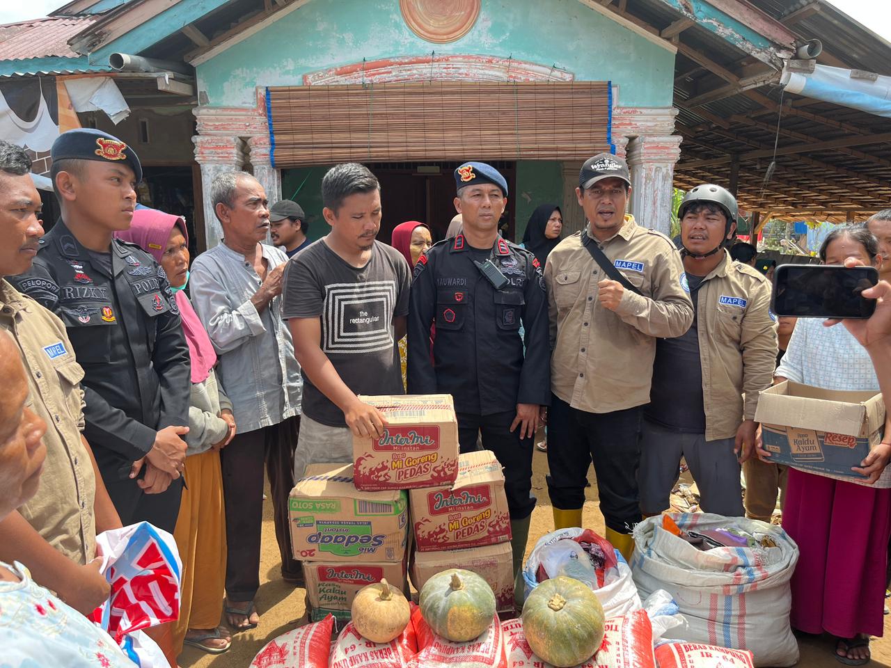 Brimob Polda Sumut Bersama Relawan Mapel Indonesia Salurkan Bantuan Sembako untuk Warga Terdampak Bencana di Sibolga–Tapteng