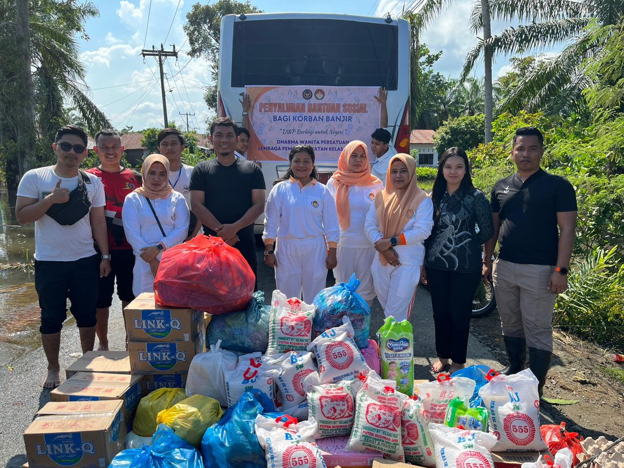 Keluarga Besar Dharma Wanita Persatuan Lapas Kelas IIA Binjai melakukan Penyaluran Bantuan Sosial Bagi Korban Banjir