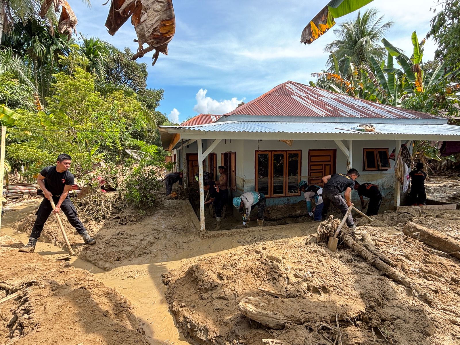 Brimob Polda Sumut Intensifkan Misi Kemanusiaan di Wilayah Terdampak Bencana, Pulihkan Rumah dan Fasilitas Warga