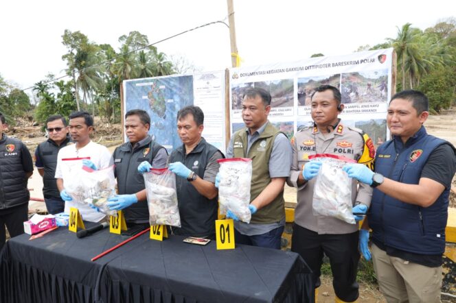 
					Bareskrim Polri Selidiki Asal Usul Gelondongan Kayu yang Hanyut dan Tutup Aliran Sungai di Anggoli-Garoga Sumut