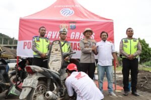 Bangkit Bersama Polri: Kapolres Tapteng Layani Service Motor Gratis untuk Warga Terdampak