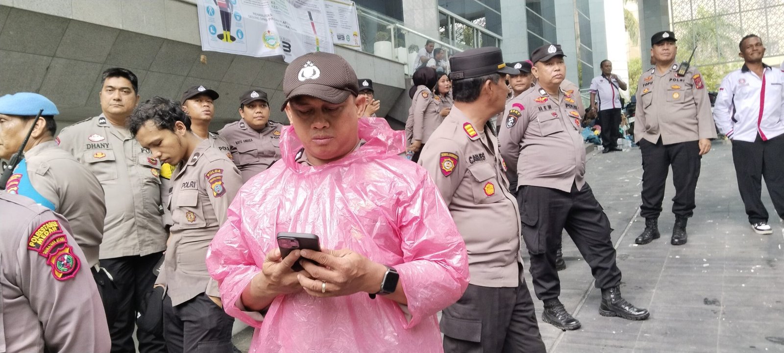 AMSBPBS Desak Penetapan Bencana Nasional, Massa Sempat Berteduh di DPRD Sumut Saat Hujan