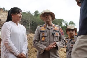 Polwan Tapteng Lupakan Selamatkan Harta Demi Evakuasi Tetangga dari Longsor