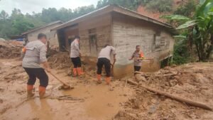 Sigap Bantu Warga di Lokasi Bencana, Brimob Polda Sumut Pulihkan Aktivitas Warga Tapanuli Utara Sigap Bantu Warga di Lokasi Bencana, Brimob Polda Sumut Pulihkan Aktivitas Warga Tapanuli Utara