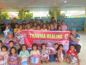 Polda Sumut Hadir Pulihkan Harapan Anak-anak Korban Banjir dan Longsor di Sibolga Polda Sumut Hadir Pulihkan Harapan Anak-anak Korban Banjir dan Longsor di Sibolga