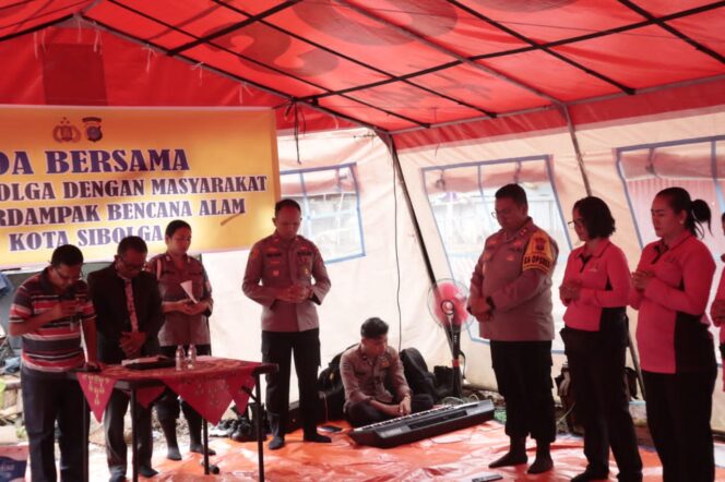 
					Doa dan Kepedulian di Pengungsian, Polres Sibolga Salurkan Bansos untuk Korban Banjir dan Longsor