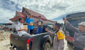 Susu dari Presiden, Senyum Anak-anak di Pasar Huta Godang – Brimob Polda Sumut Hadir Tebar Kepedulian