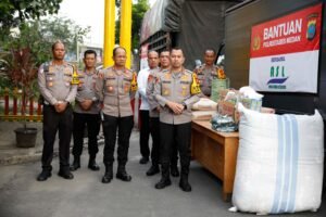Kapolrestabes Medan kirim. Bantuan Korban Banjir di Tapsel dan Langkat
