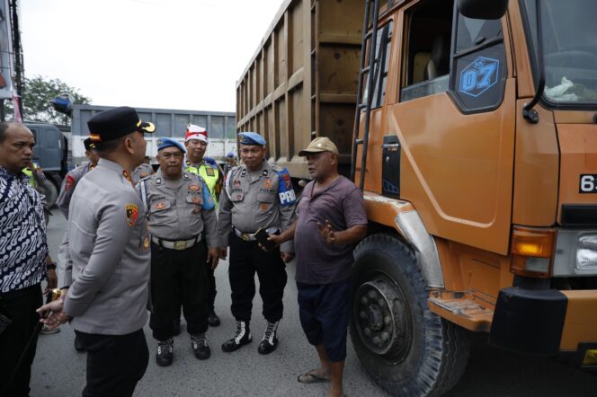 
					Langgar Pembatasan Libur Natal, Kapolrestabes Medan Hentikan Truk Tiga Sumbu di Simpang Haji Anif