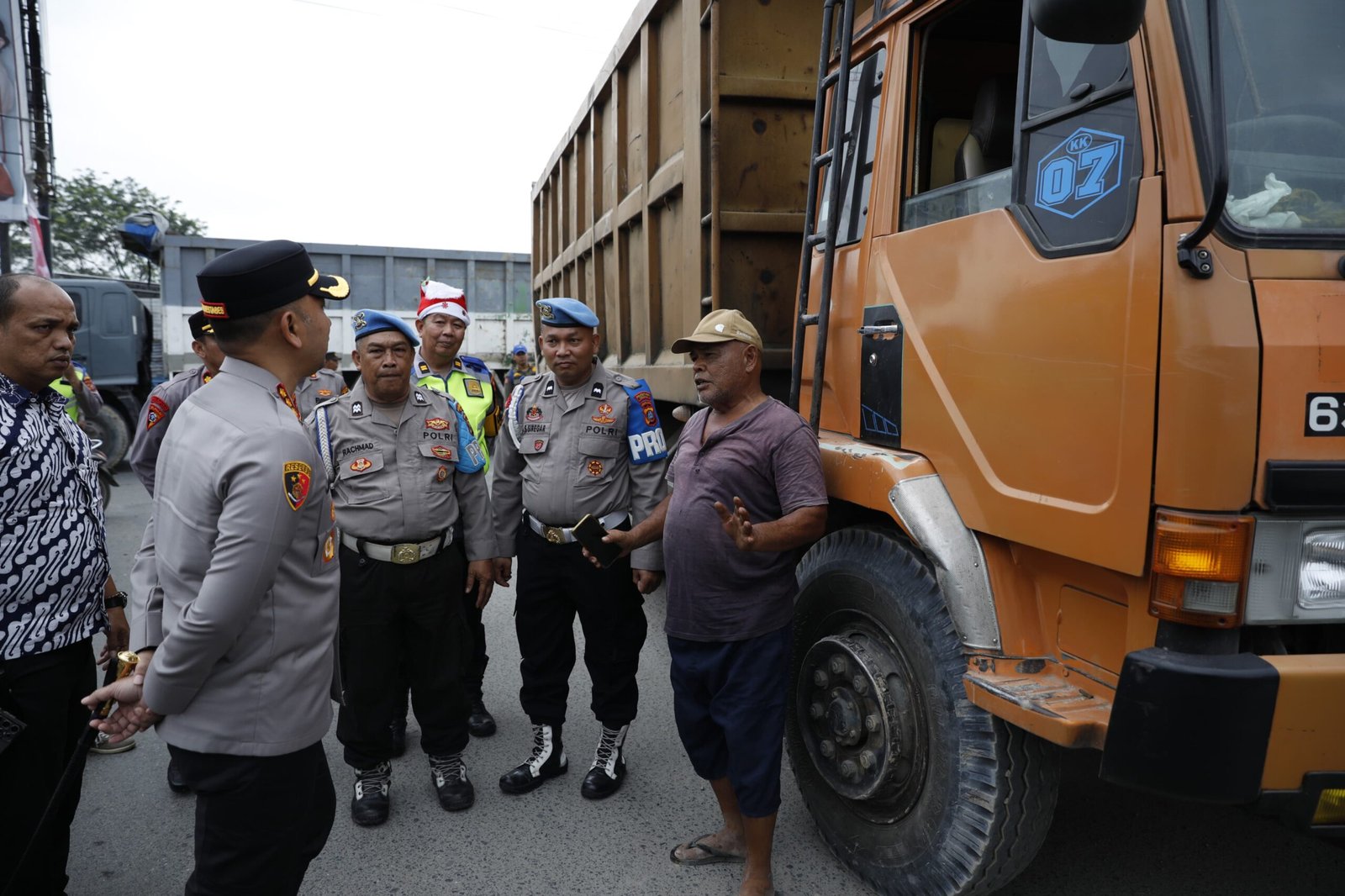 Langgar Pembatasan Libur Natal, Kapolrestabes Medan Hentikan Truk Tiga Sumbu di Simpang Haji Anif
