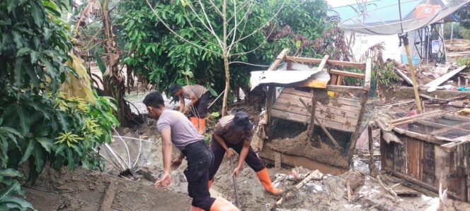 
					Tak Kenal Lelah, Polda Sumut Terus Bantu Bersihkan Rumah Warga Terdampak Banjir di Batang Toru