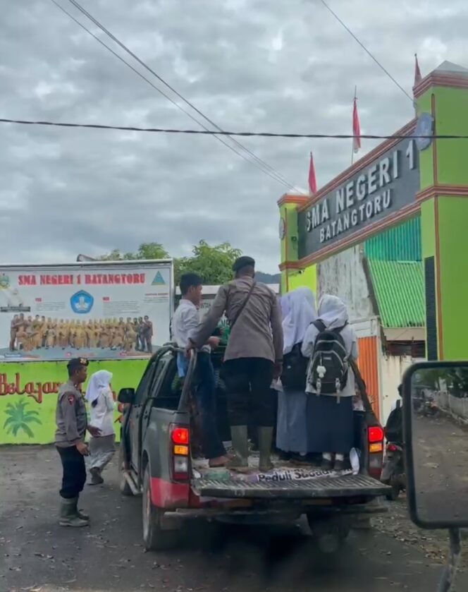 
					Jalan Rusak Tak Halangi Pendidikan: Brimob Polda Sumut Antar-Jemput Anak Sekolah di Daerah Longsor