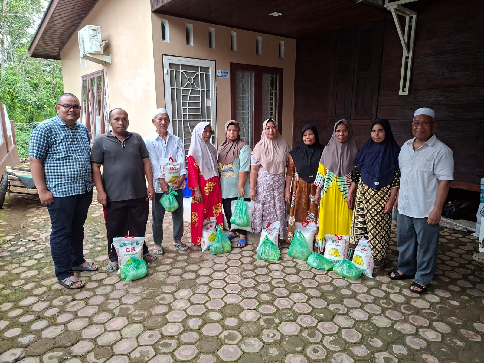 Kegiatan Bakti Sosial Optik Regar: Pulihkan Senyum Warga Terdampak Cuaca Ekstrem di Sayur Matinggi