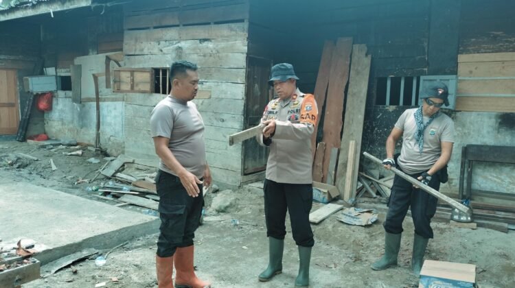 Brimob Polda Sumut Bangun MCK untuk Warga Terdampak Banjir di Tolang Julu