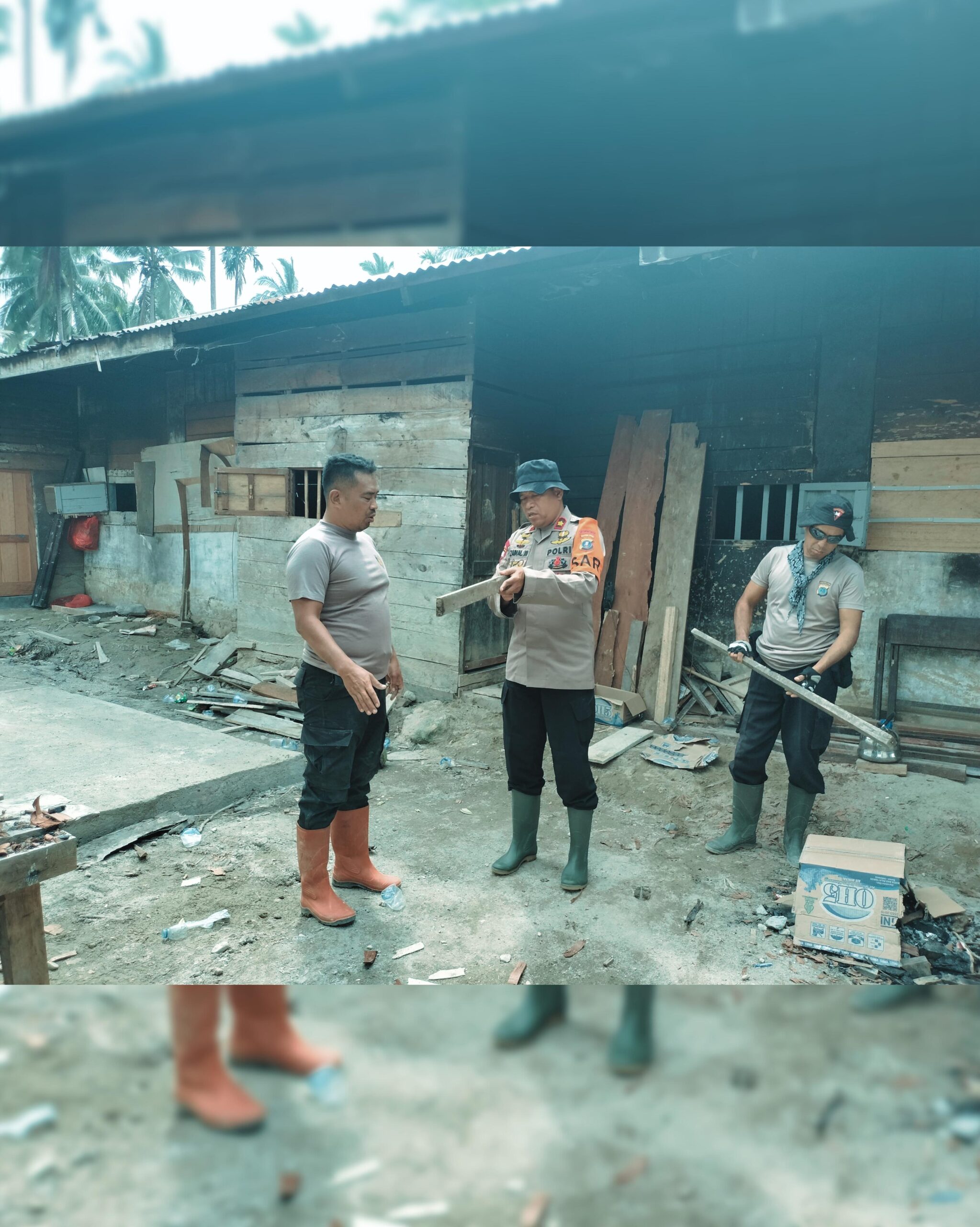 Brimob Polda Sumut Bangun MCK untuk Warga Terdampak Banjir di Tolang Julu