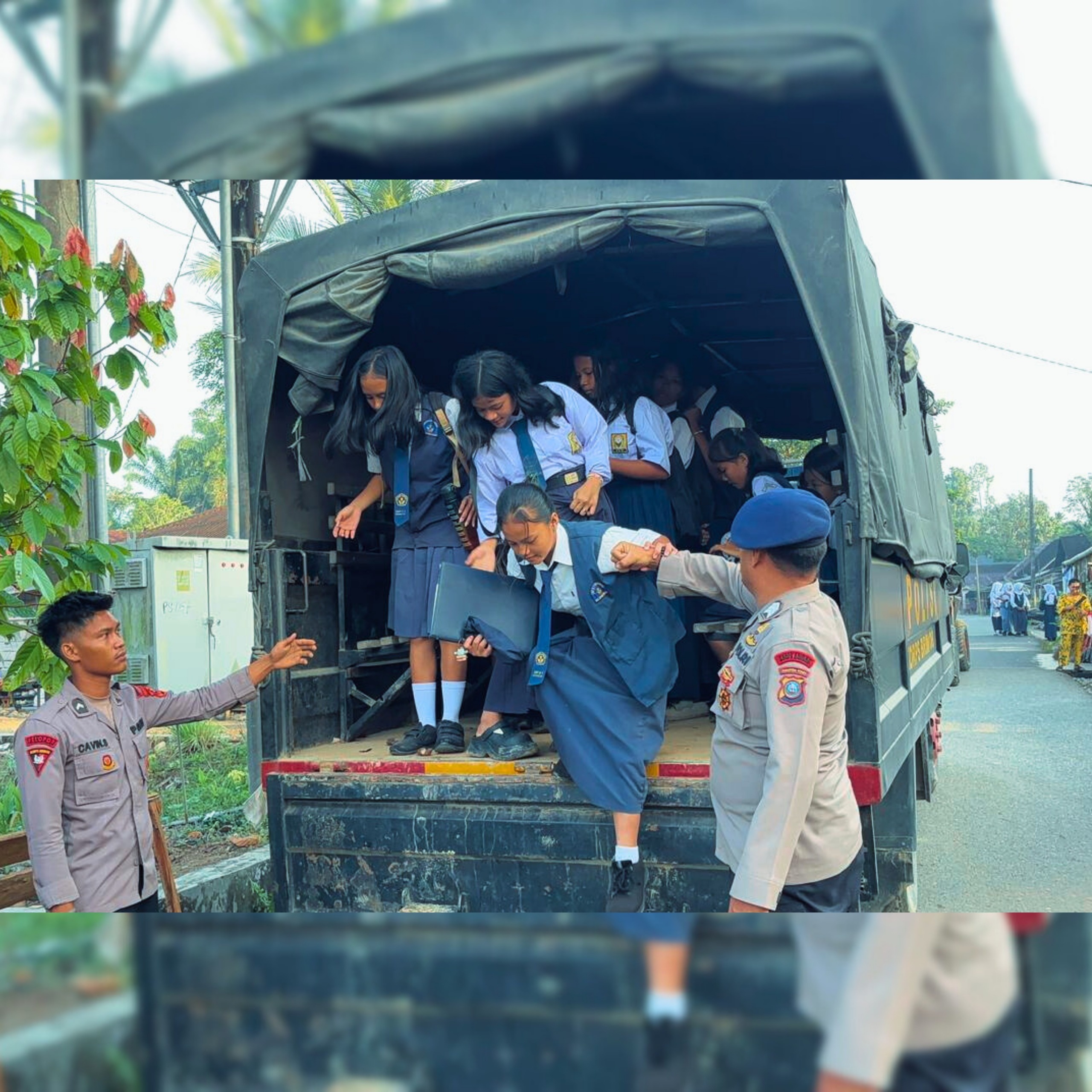 Pastikan Pendidikan Tetap Berjalan, Brimob Antar Anak Sekolah Terdampak Banjir di Batang Toru