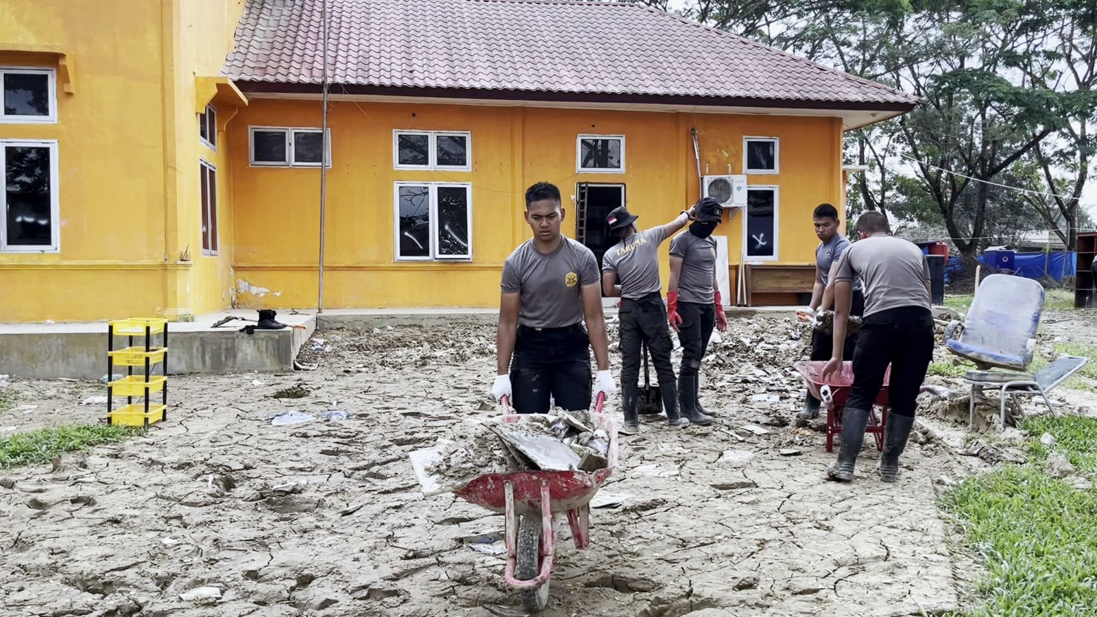 Taruna Akpol Hadir untuk Masyarakat, Bersihkan Fasilitas Publik dan Siap Gelar Bakti Sosial di Aceh Tamiang