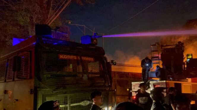 
					Sigap dan Tanggap, Mobil Armoured Water Cannon (AWC) Brimob Polda Sumut Dikerahkan Padamkan Kebakaran Hebat di PT Garuda Mas Perkasa