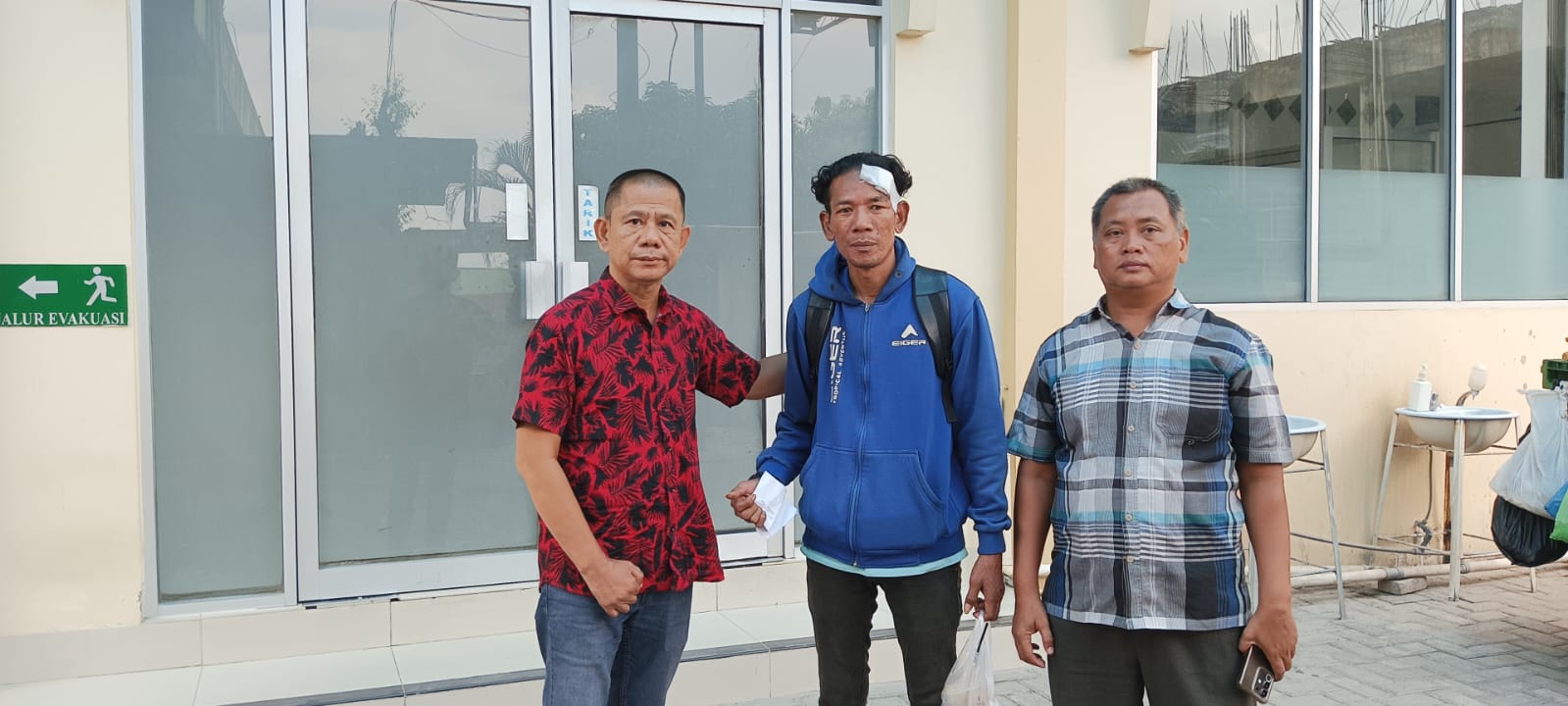 Ketua Pewarta Polrestabes Medan Jenguk Istri Wartawan Sumut24 yang Dirawat di ICU