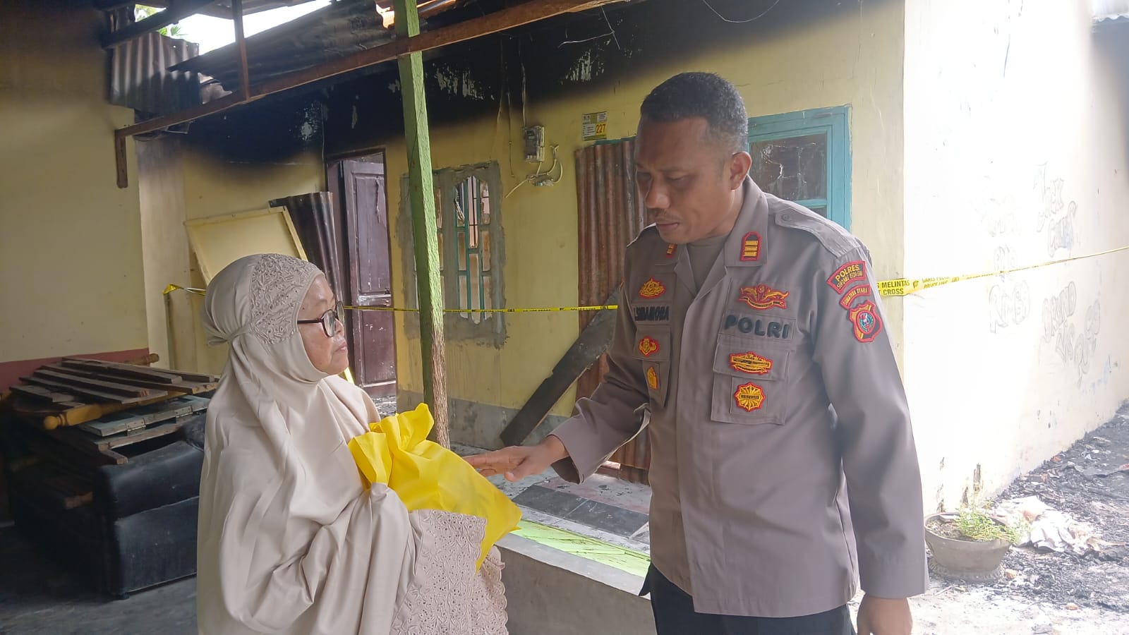 Atensi AKBP Jhon Sitepu, SIK, MH, Kapolsek Perbaungan Salurkan Bansos Ramadan untuk Korban Kebakaran di Sergai