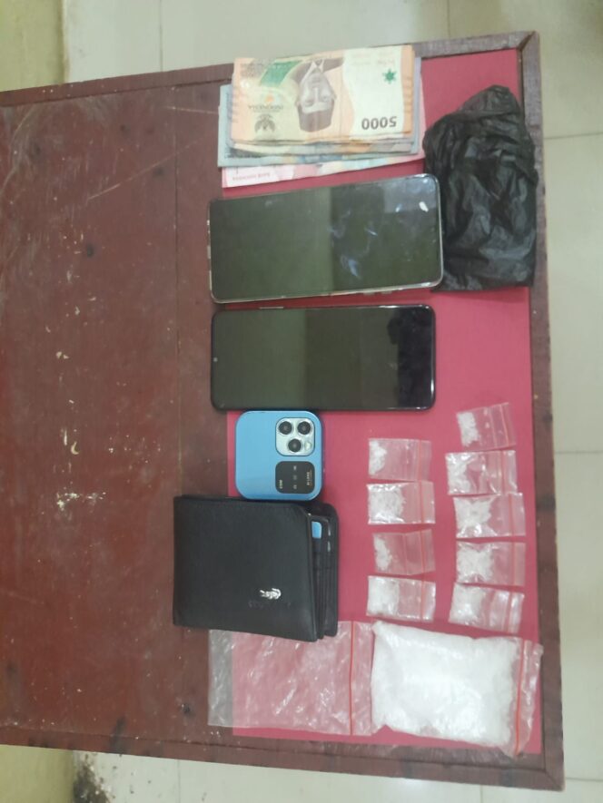 
					Sering Transaksi dan Konsumsi Narkoba Didalam Rumah, seorang Pengedar Sabu di Barumun Diringkus Polisi