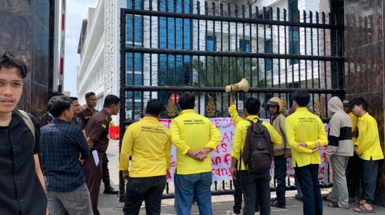 Bawa Mobil Tempur, Mahasiswa Labusel Geruduk Kejatisu! Desak Kasus Korupsi Rp 1,9 M Diusut Tuntas