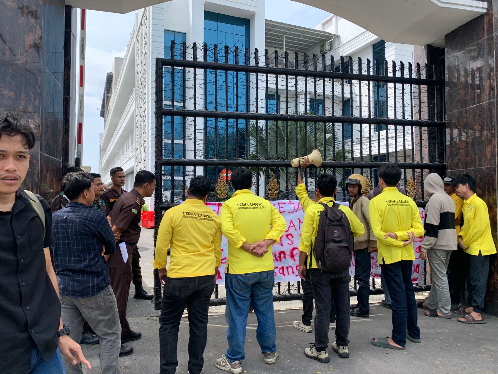 Bawa Mobil Tempur, Mahasiswa Labusel Geruduk Kejatisu! Desak Kasus Korupsi Rp 1,9 M Diusut Tuntas