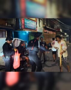 Ramadhan yang Menghangatkan: Brimob Sumut Berbagi Sahur untuk Warga di Bawah Underpass Medan