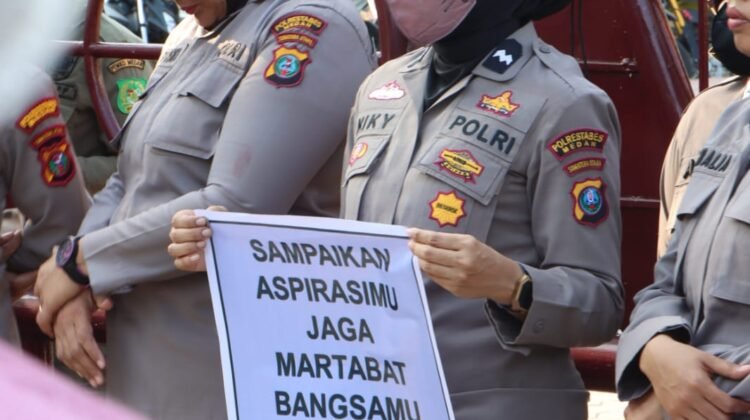 Polwan Tampil Humanis di Balai Kota Medan, Dari Poster Damai hingga Aksi Pungut Sampah