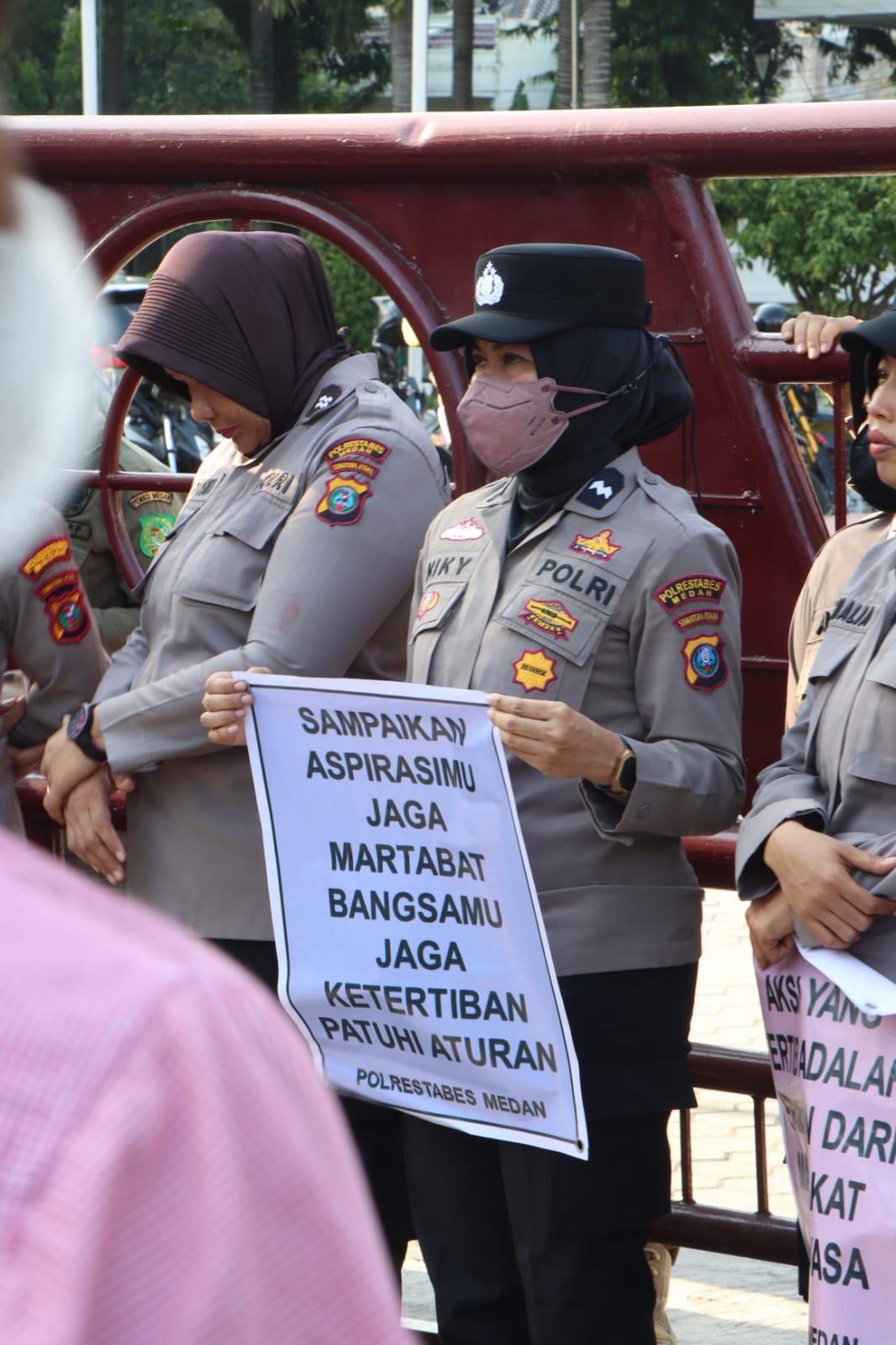 Polwan Tampil Humanis di Balai Kota Medan, Dari Poster Damai hingga Aksi Pungut Sampah