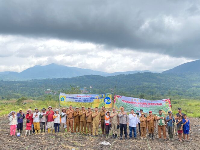
					Forkopimda Kabupaten Pakpak Bharat Sinergi Dukung Ketahanan Pangan Tanam Bibit Jagung 1 Juta Hektar.