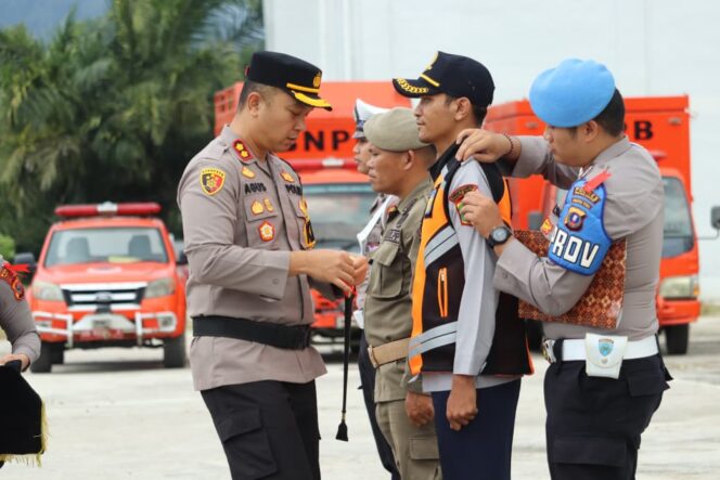 
					Kapolres Pakpak Bharat Bacakan Amanat Kapolda Sumut Saat Pimpin Apel Gelar Pasukan Ketupat Toba 2026.