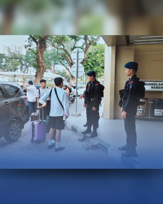 
					Personel Den Gegana Sat Brimob Polda Sumut Laksanakan Pengamanan di Stasiun KAI Medan dalam Operasi Ketupat Toba 2026