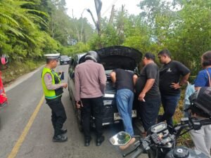 Polisi Sigap Bantu Wisatawan, Mobil Mogok di Jalur Perbukitan Samosir Berhasil Dievakuasi Polisi Sigap Bantu Wisatawan, Mobil Mogok di Jalur Perbukitan Samosir Berhasil Dievakuasi