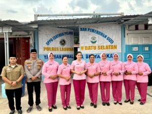 Sinergi di Bulan Suci, SPPG 1 Kemala Bhayangkari dan Polsek Kampung Rakyat Bagikan Takjil untuk Pengguna Jalan