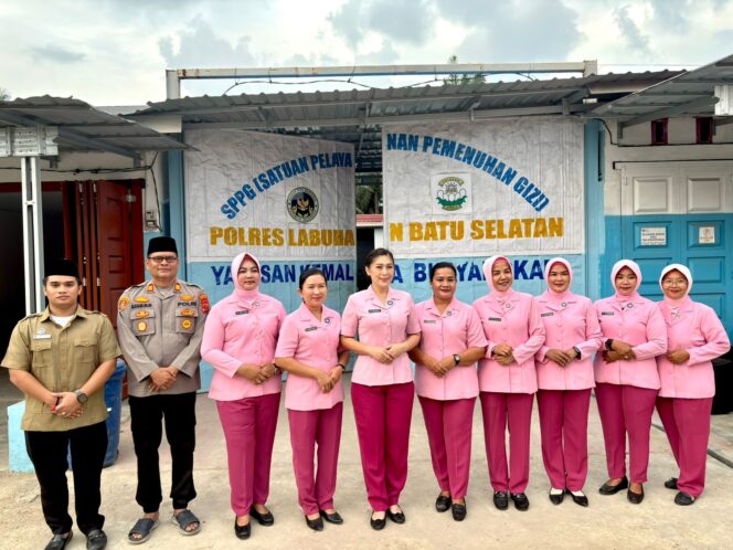 
					Sinergi di Bulan Suci, SPPG 1 Kemala Bhayangkari dan Polsek Kampung Rakyat Bagikan Takjil untuk Pengguna Jalan