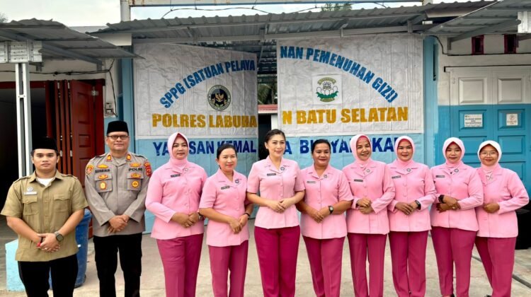 Sinergi di Bulan Suci, SPPG 1 Kemala Bhayangkari dan Polsek Kampung Rakyat Bagikan Takjil untuk Pengguna Jalan