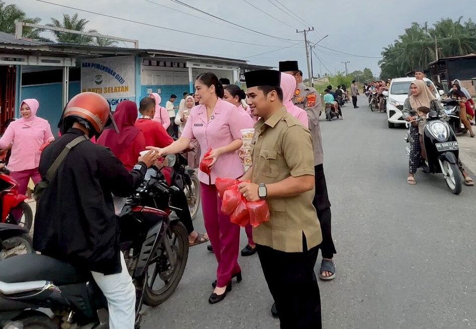 Sinergi di Bulan Suci, SPPG 1 Kemala Bhayangkari dan Polsek Kampung Rakyat Bagikan Takjil untuk Pengguna Jalan