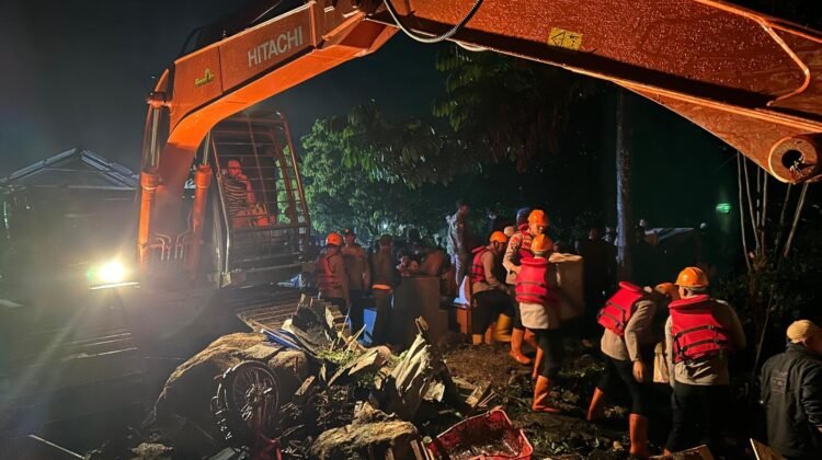 Tanggap Darurat Longsor Sembahe, Polda Sumut Terjunkan Personil Brimob Evakuasi Korban