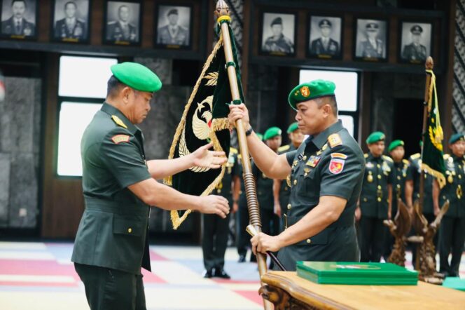 
					Mayjen TNI Doddy Triwinarto Diamanahkan Negara Jabat Pangdam XV/Pattimura, Kasad Tekankan Kepemimpinan Solutif