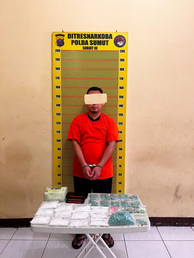
					Polda Sumut Ungkap Peredaran 2 Kg Sabu dan 2.000 Butir Ekstasi, Seorang Oknum Guru Ditangkap