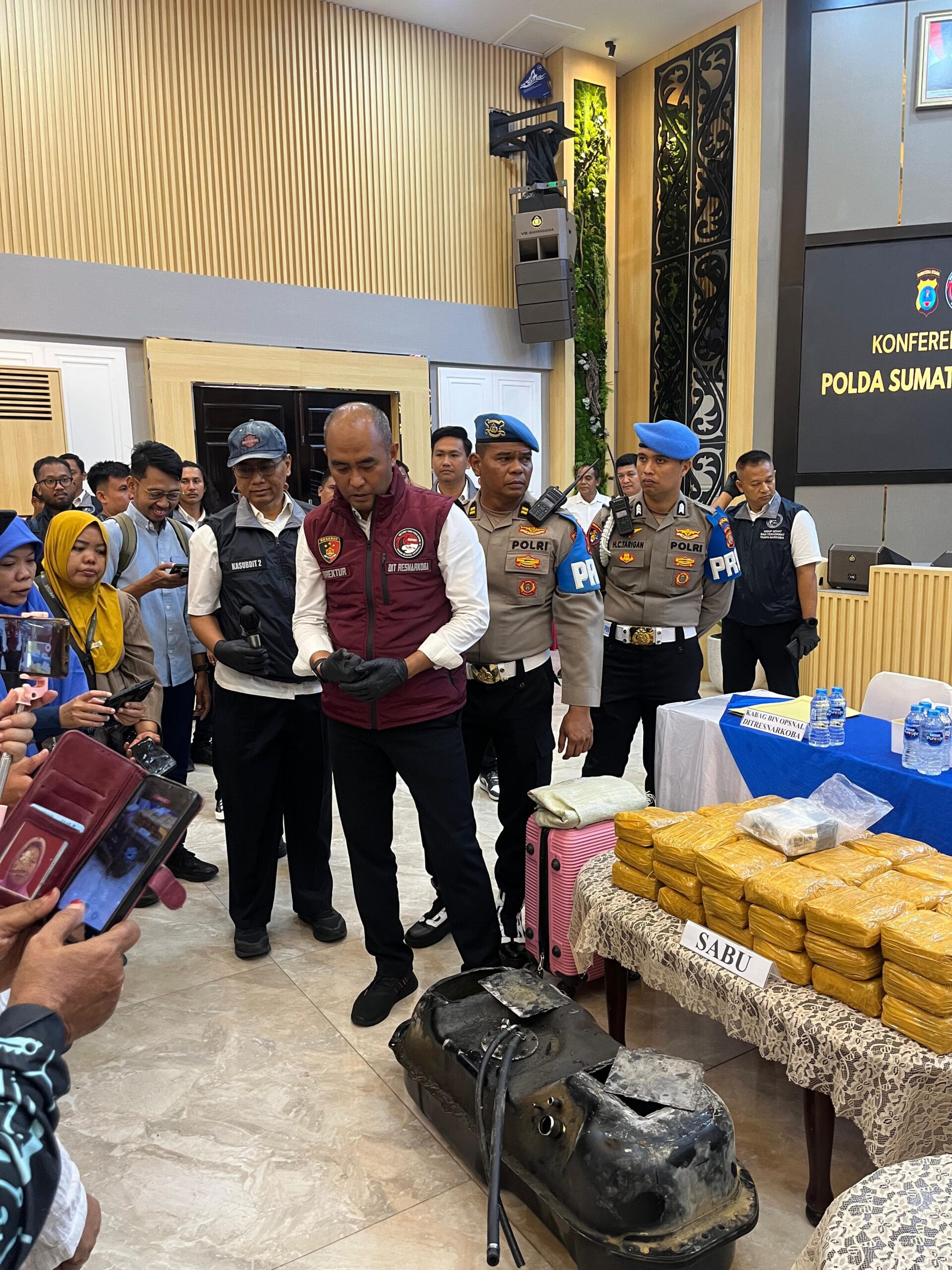 Terbongkar! Sabu 22 Kg Jaringan Malaysia–Aceh Disamarkan dalam Tangki Mobil, Kurir Ditangkap di Parkiran Mal Medan