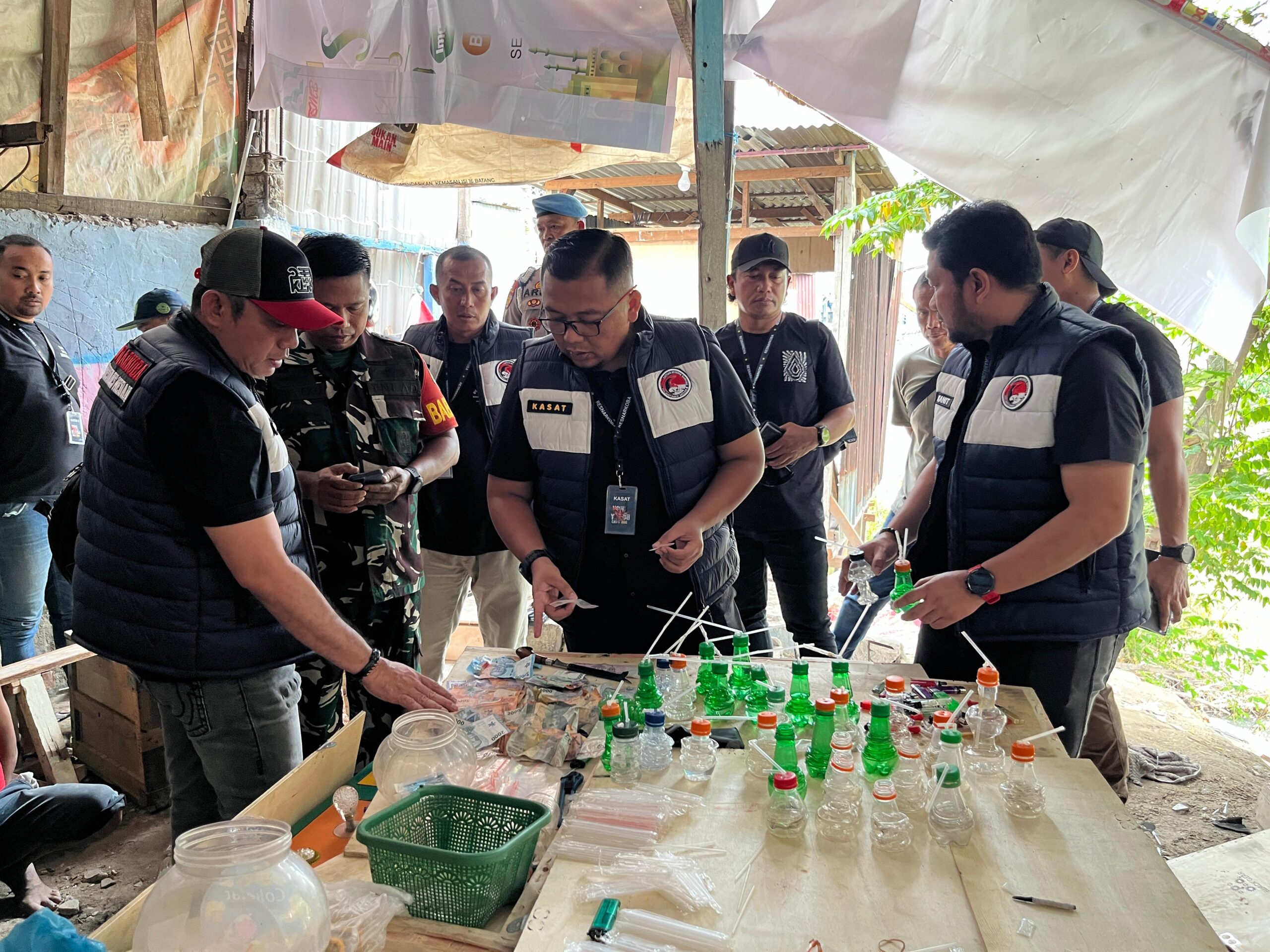 Gerebek Sarang Narkoba Mangkubumi Belasan Pria Lompat ke Sungai, Uang Dollar Singapore, Sabu, dan Sajam Berserakan