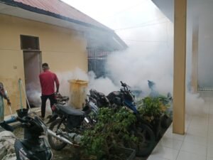 Gerak Cepat Polsek Kotapinang Fogging Mako dan Permukiman, Cegah Ancaman DBD